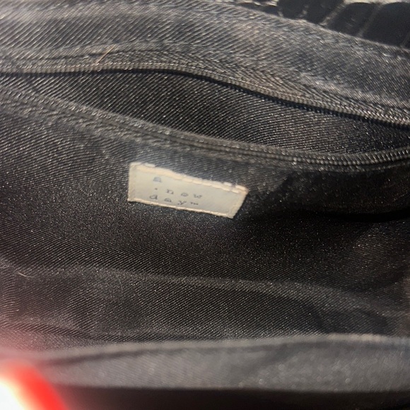 Elegant Black Crocodile-Embossed Handbag - Picture 3 of 4